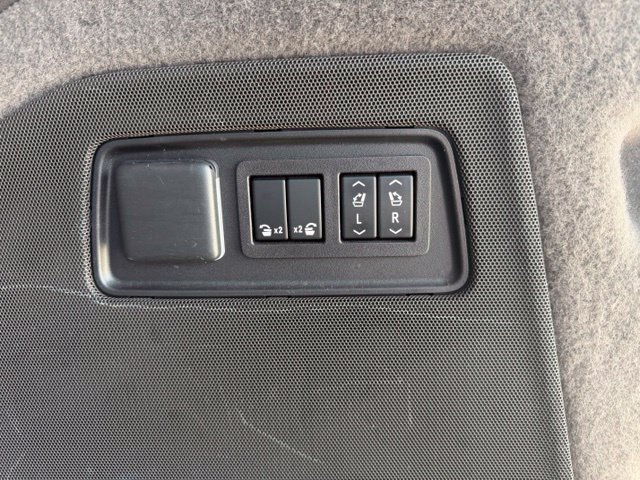 Used 2023 Crystal White Tricoat Cadillac Sport image 27