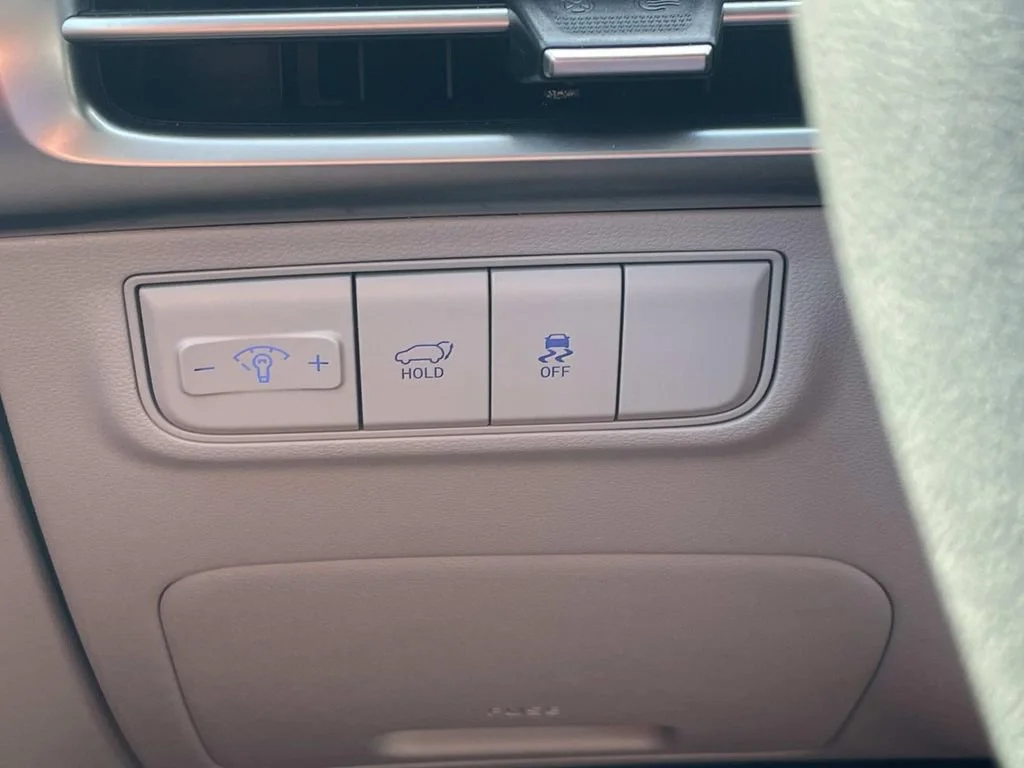 Used 2025  Hyundai SEL image 26