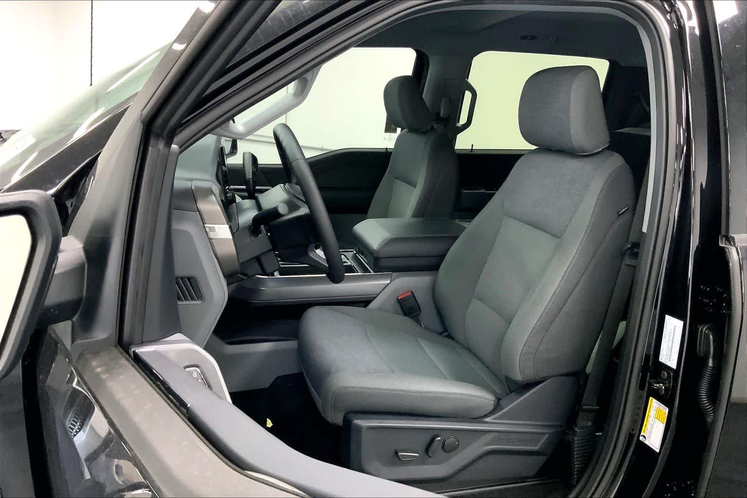 New 2026 Agate Black Metallic Ford XLT image 8