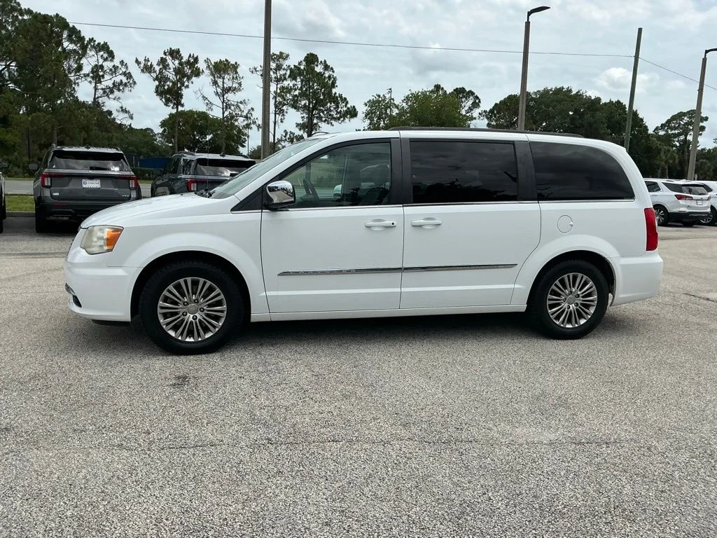 Used 2014 White Chrysler Touring-L image 4