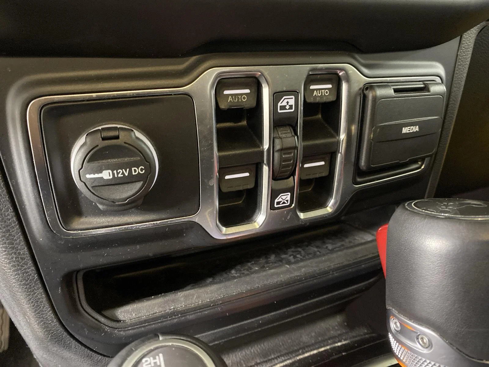 Used 2019 Hellayella Jeep Sahara image 24