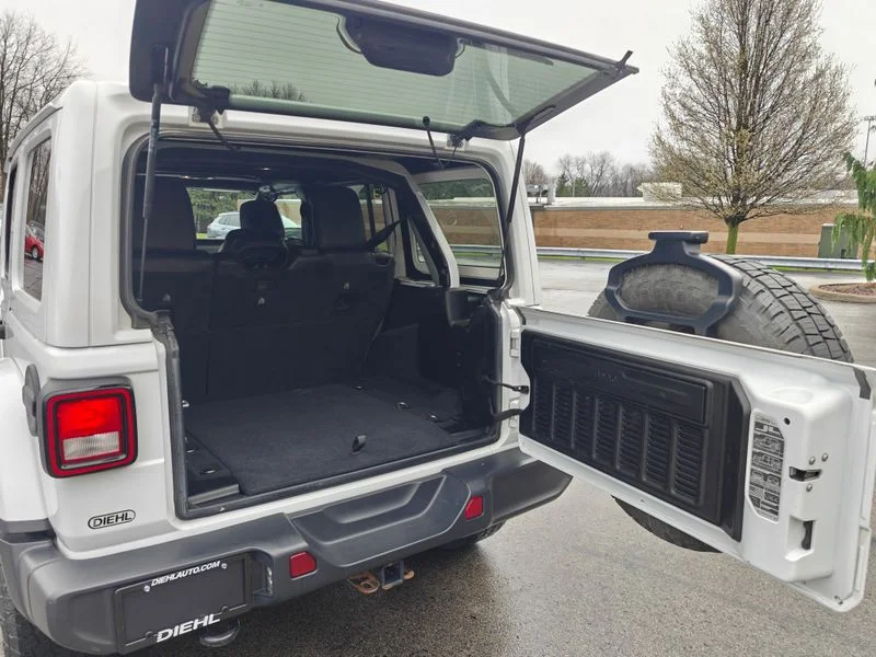 Used 2019 White Jeep Unlimited Sahara image 16