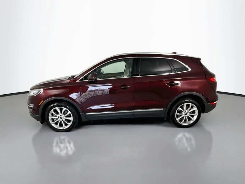 Used 2017 Burgundy Lincoln Select image 2