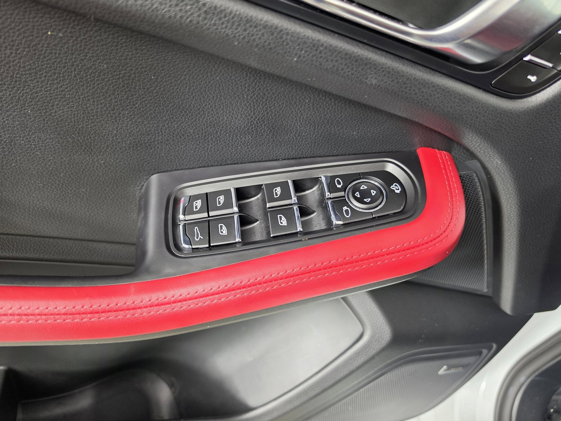 2025 Porsche Macan T - Photo 9