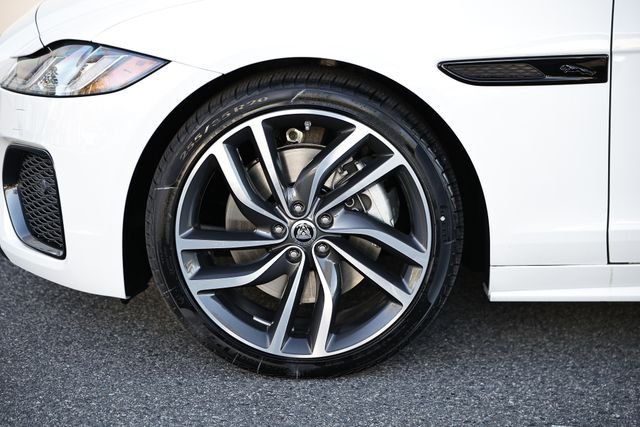 New 2024 Fuji White JAGUAR P300 R-DYNAMIC SE AWD image 5