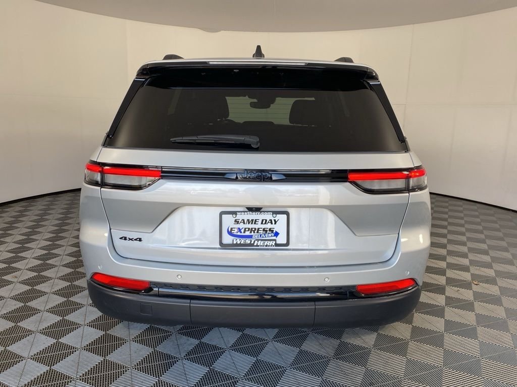 Used 2024 Silver Jeep Altitude X image 18