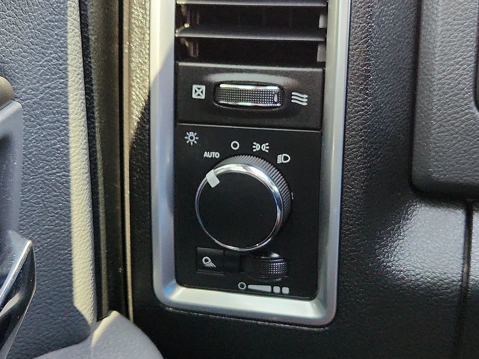 Used 2018 Gray Ram SLT image 21