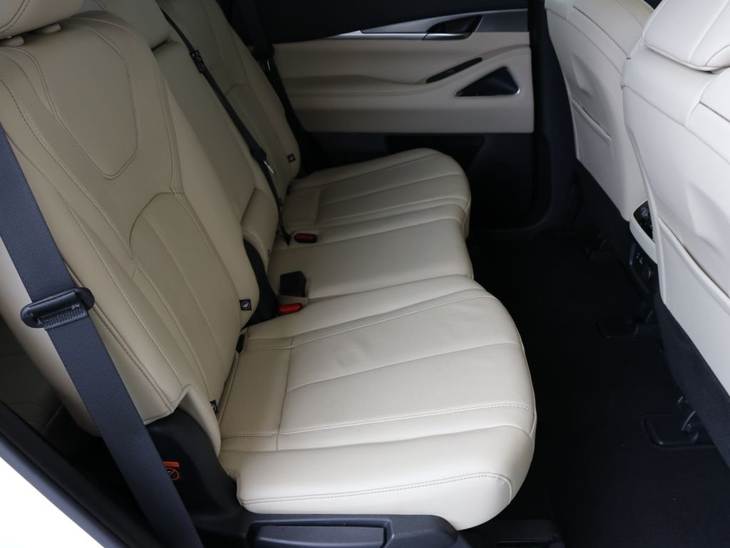 Used 2023 White INFINITI LUXE image 43