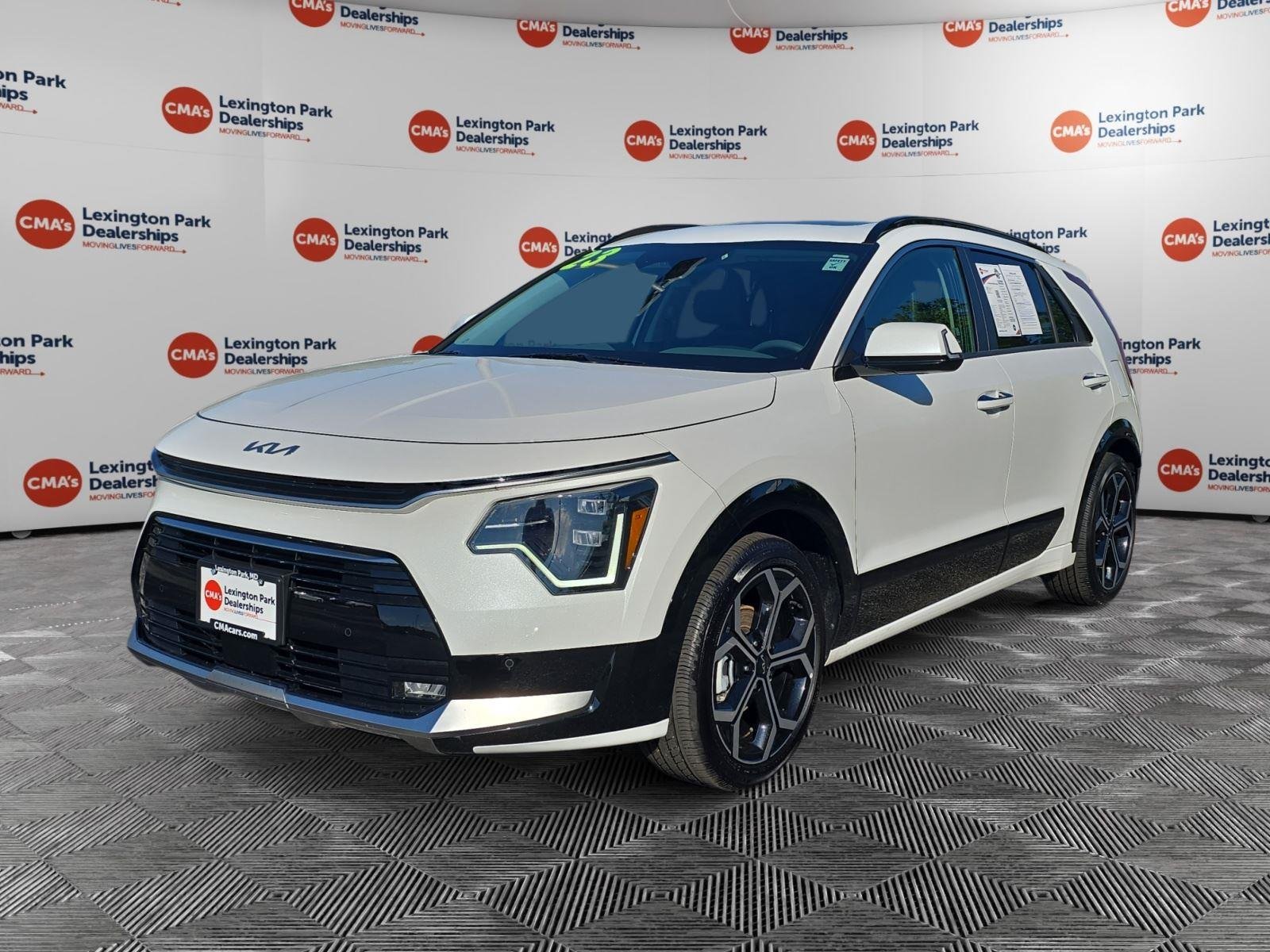 Used 2023 Snow White Pearl Kia SX Touring image 3