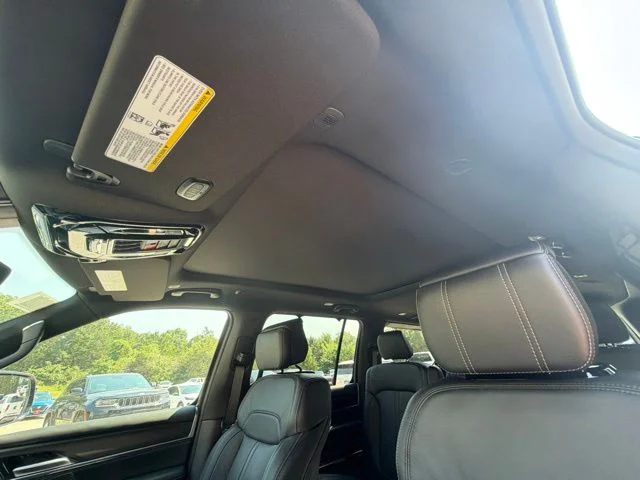 New 2026 High Gloss Black Exterior Paint Jeep Summit Obsidian image 33