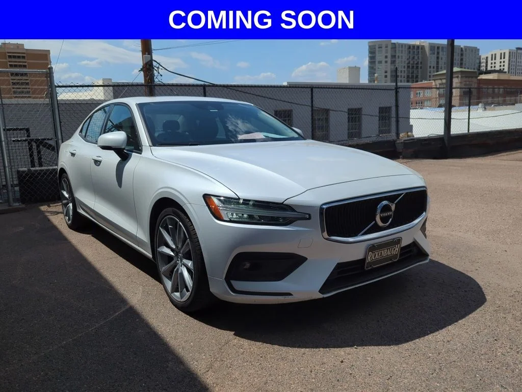 Certified Used 2021 White Volvo T6 Momentum image 1