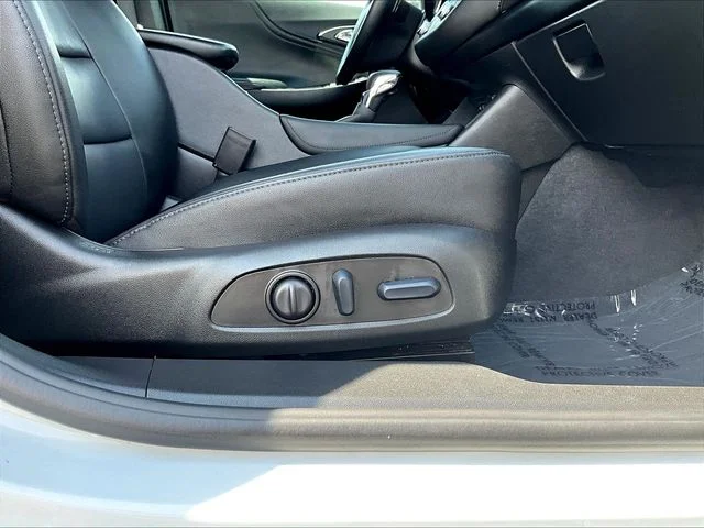 Used 2023 White Chevrolet LT image 33
