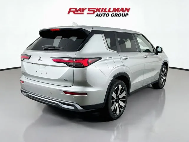 Used 2025 Silver Mitsubishi SE image 7