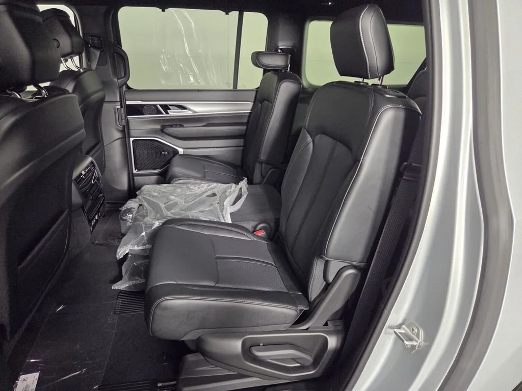 New 2026 Silver-Zynith Exterior Paint Jeep Limited Reserve image 16