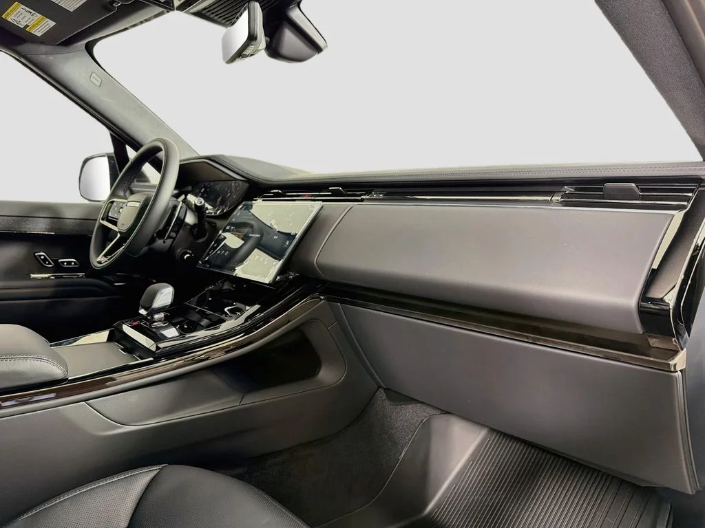 New 2026 Santorini Black Land Rover Dynamic SE image 31