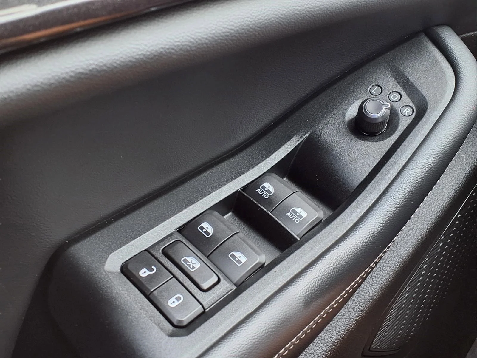 Used 2023 Diamond Black Crystal Pearlcoat Jeep Altitude image 19