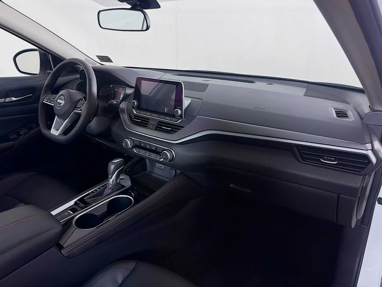 Certified Used 2025 Pearl White Tricoat Nissan SR image 24