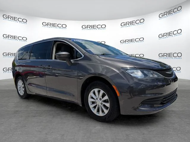 2017 Chrysler Pacifica Touring's photo
