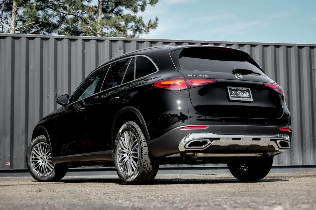 New 2026 Black Mercedes-Benz GLC 300 image 2