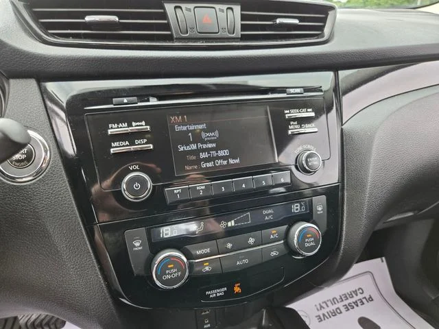 Used 2018 White Nissan  image 25