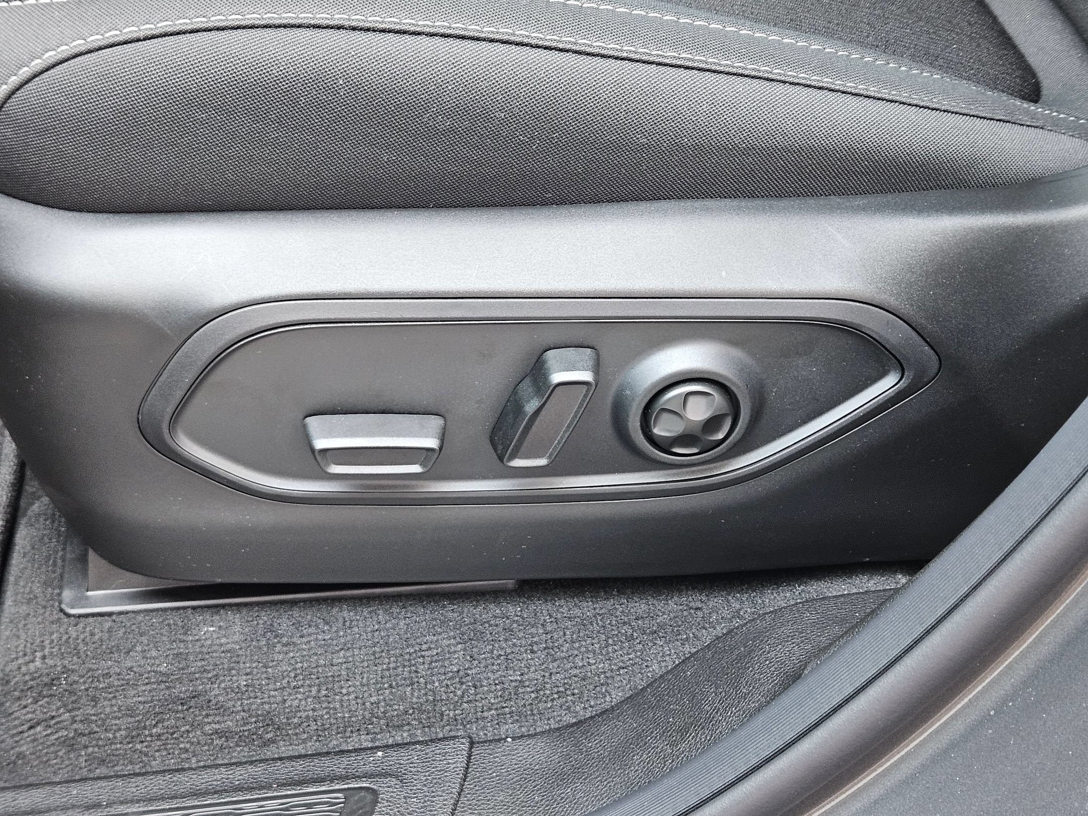 New 2026 Baltic Gray Metallic Clear-Coat Exterior Paint Jeep Laredo X image 19