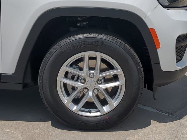 New 2026 Bright White Clear-Coat Exterior Paint Jeep Laredo X image 11