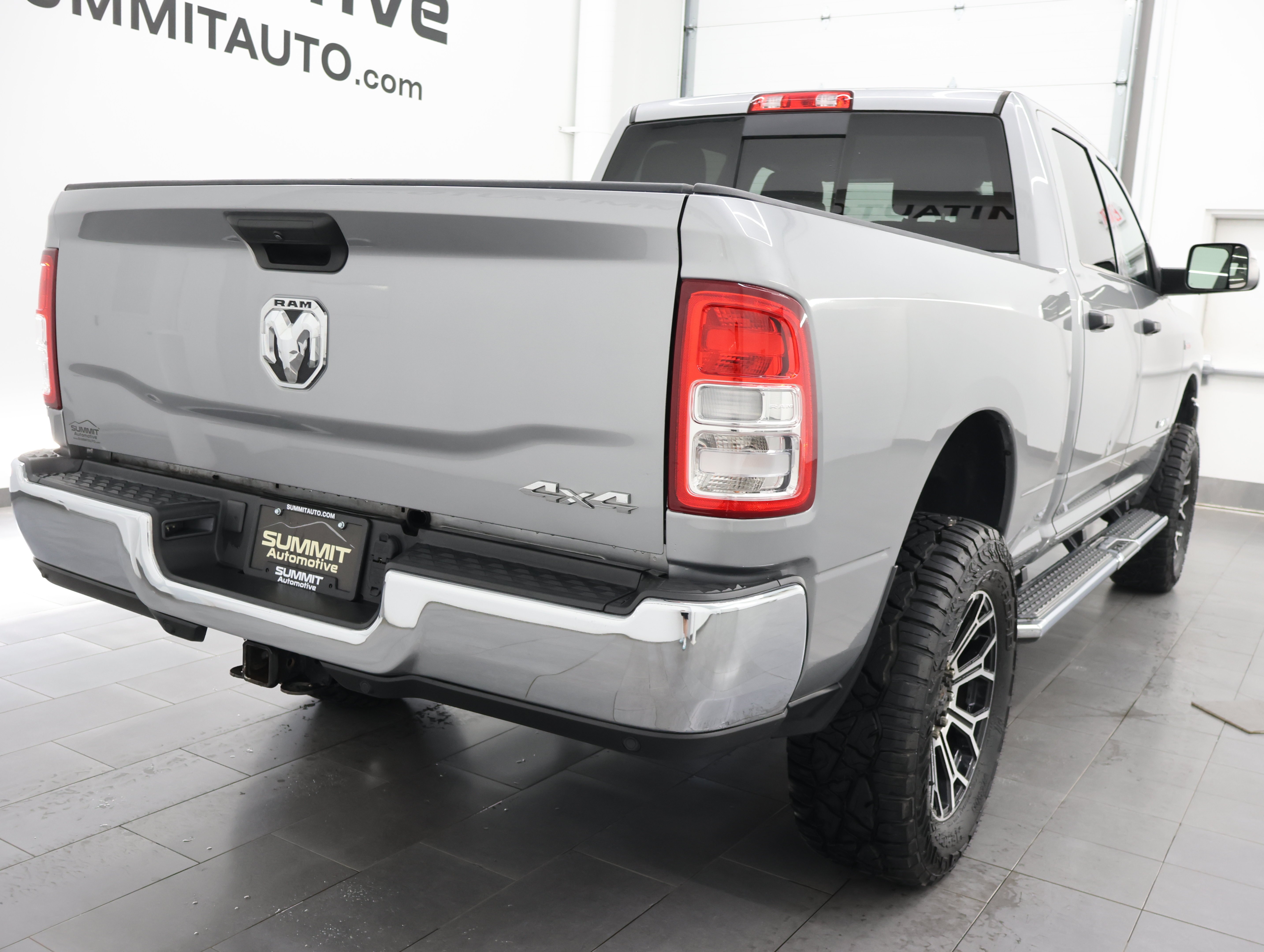 Used 2022 Billet Silver Metallic Clearcoat Ram 4x4 Crew Cab Tradesman: CREW-SHORT-TRADESMAN LVL 2-6.4L V8 HEMI-4WD-20 WHEELS image 4