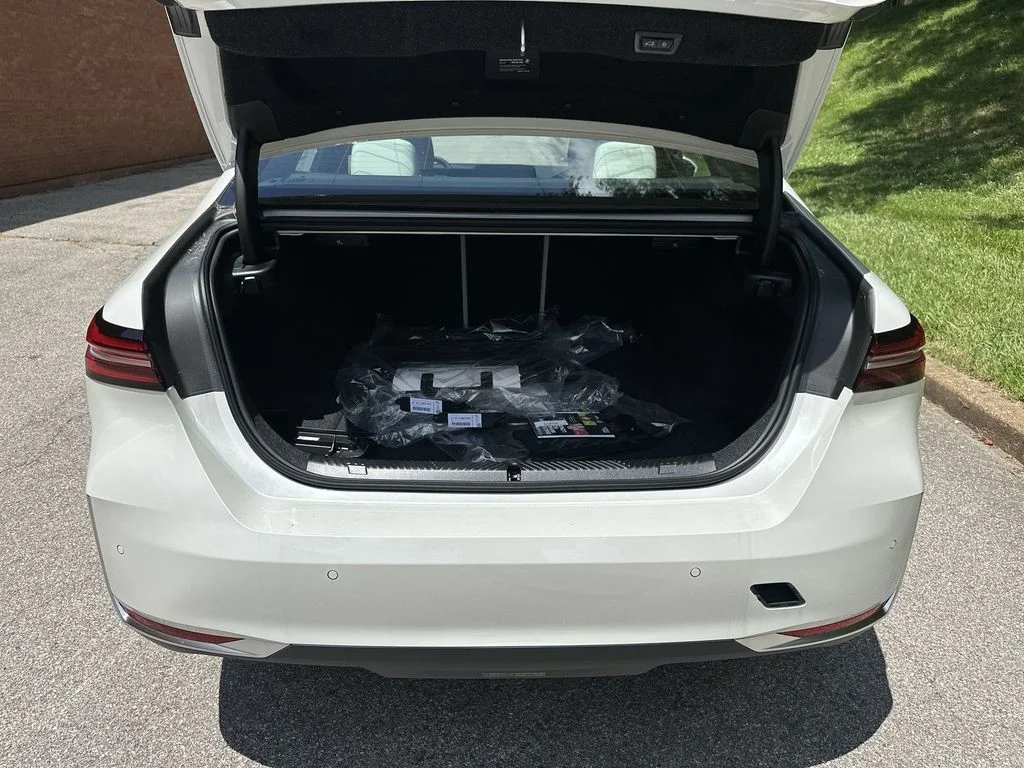 Used 2026 White BMW xDrive40 image 26