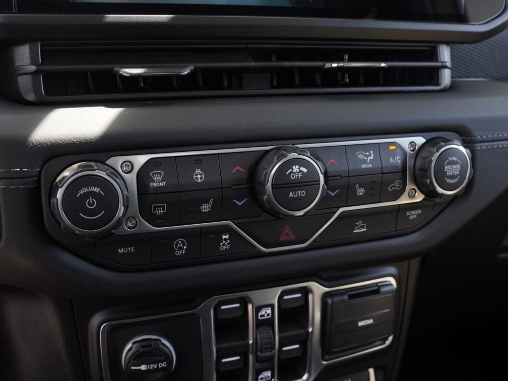 New 2026 Bright White Clear-Coat Exterior Paint Jeep Rubicon image 14