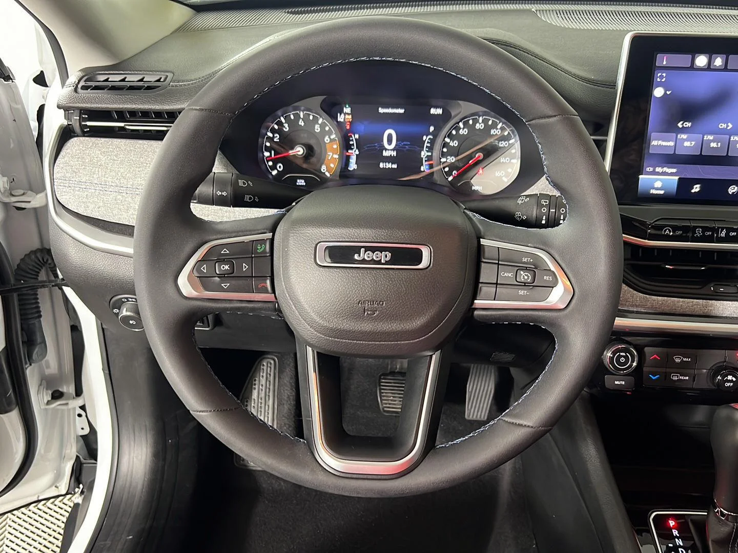 Used 2022 White Jeep Latitude image 15