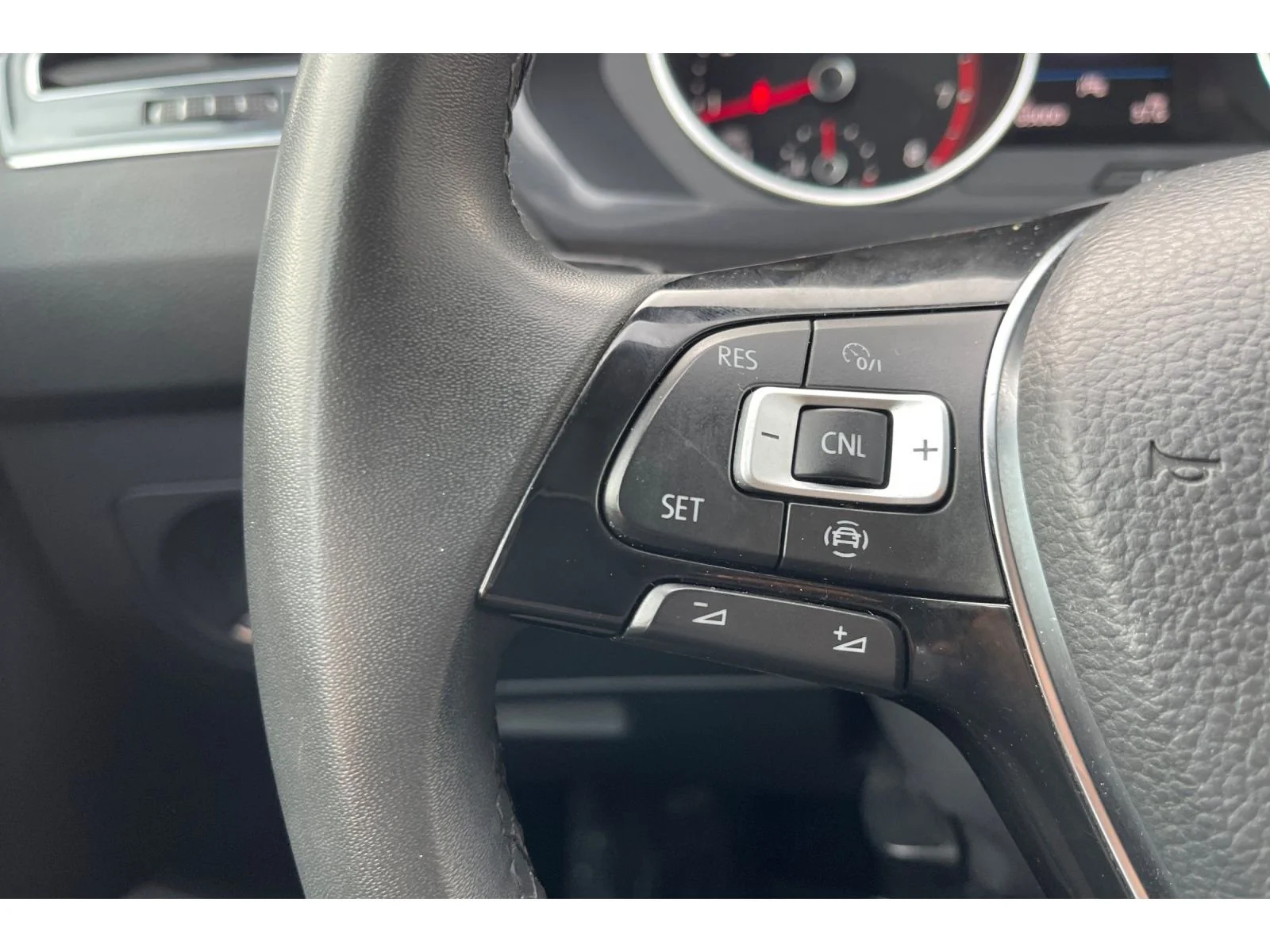 Used 2020 Platinum Gray Metallic Volkswagen SE image 33