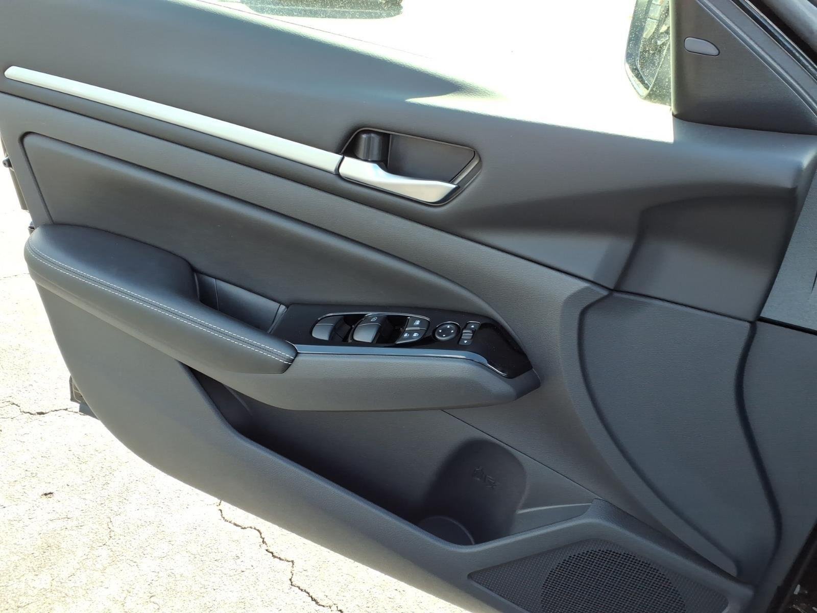 Used 2025 Super Black Nissan SL image 28