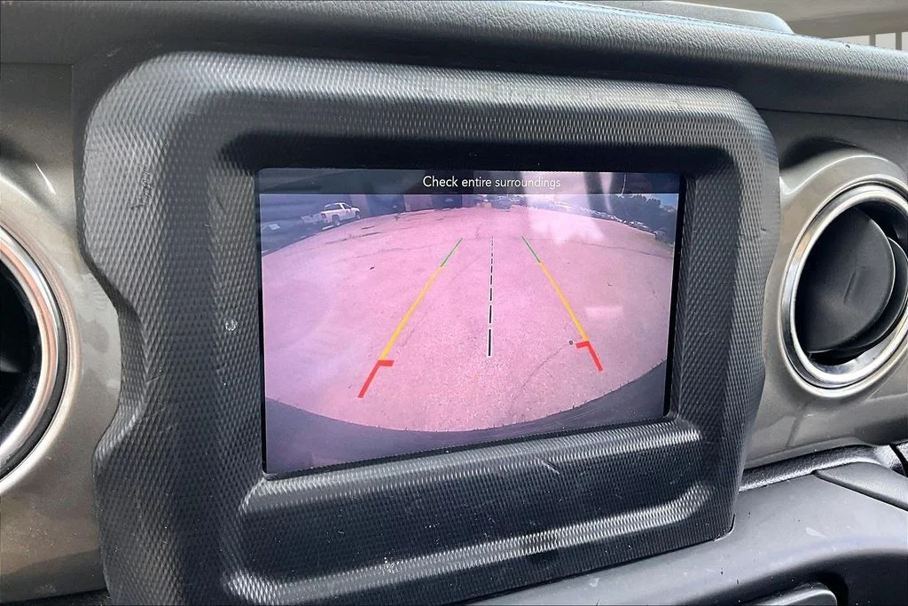 Used 2019 Silver Jeep Unlimited Sahara image 14