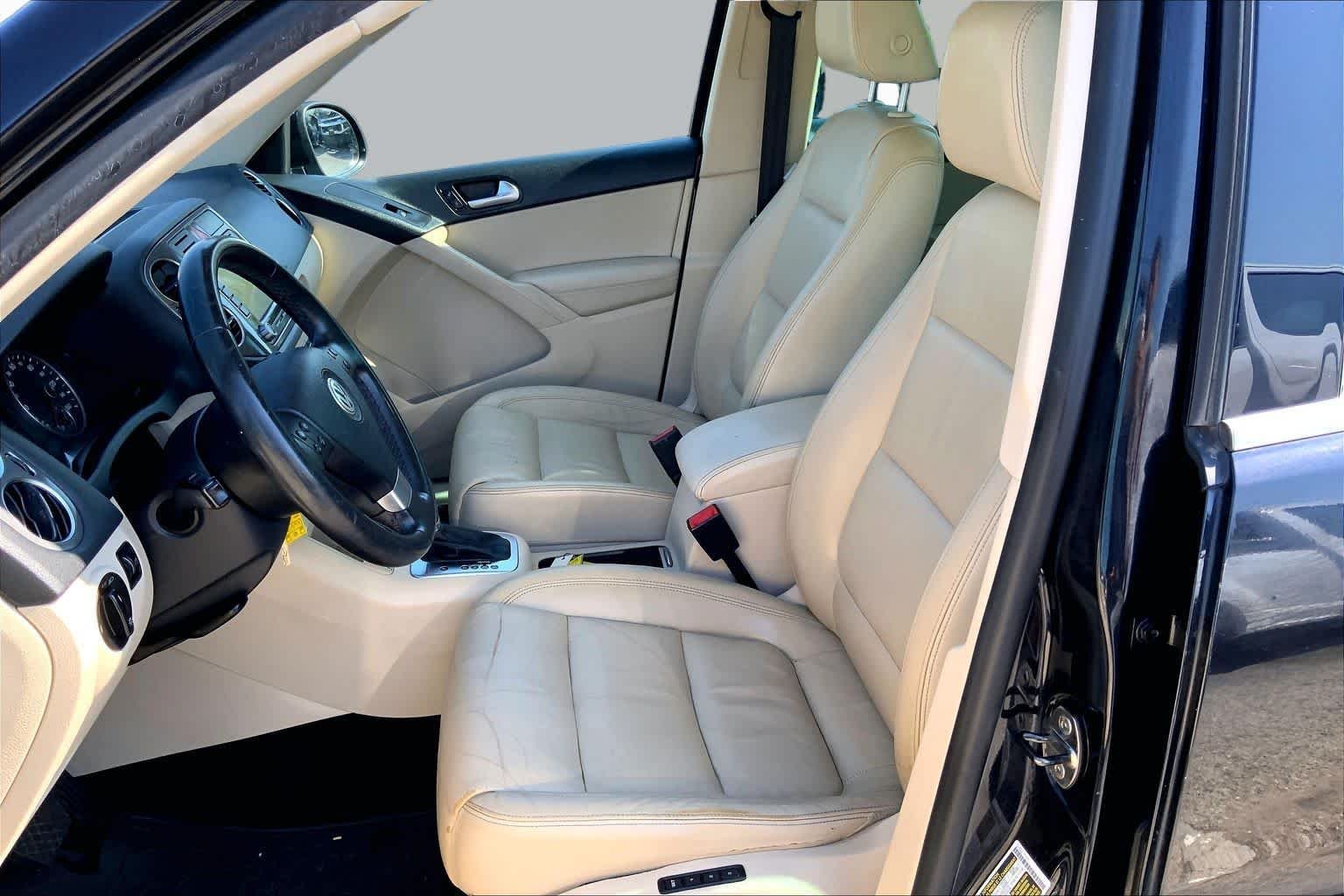 Used 2010  Volkswagen SE image 7