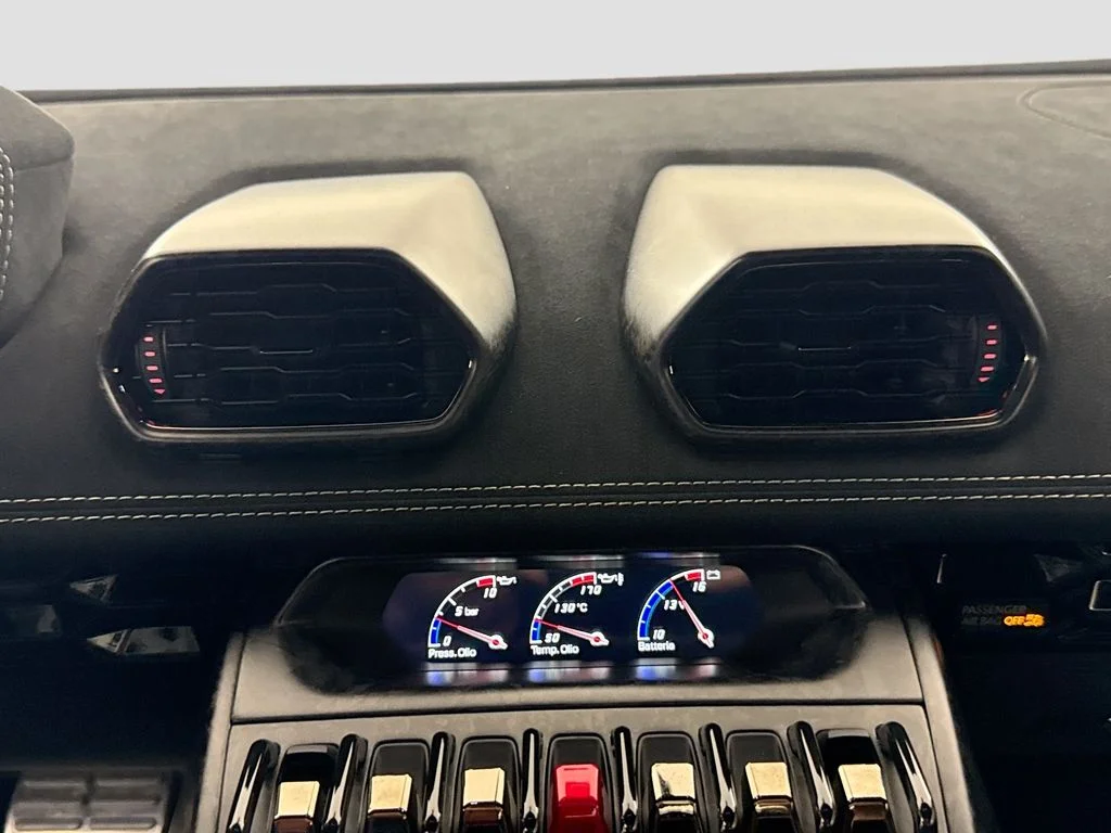 Used 2018 Gold Lamborghini Performante image 27
