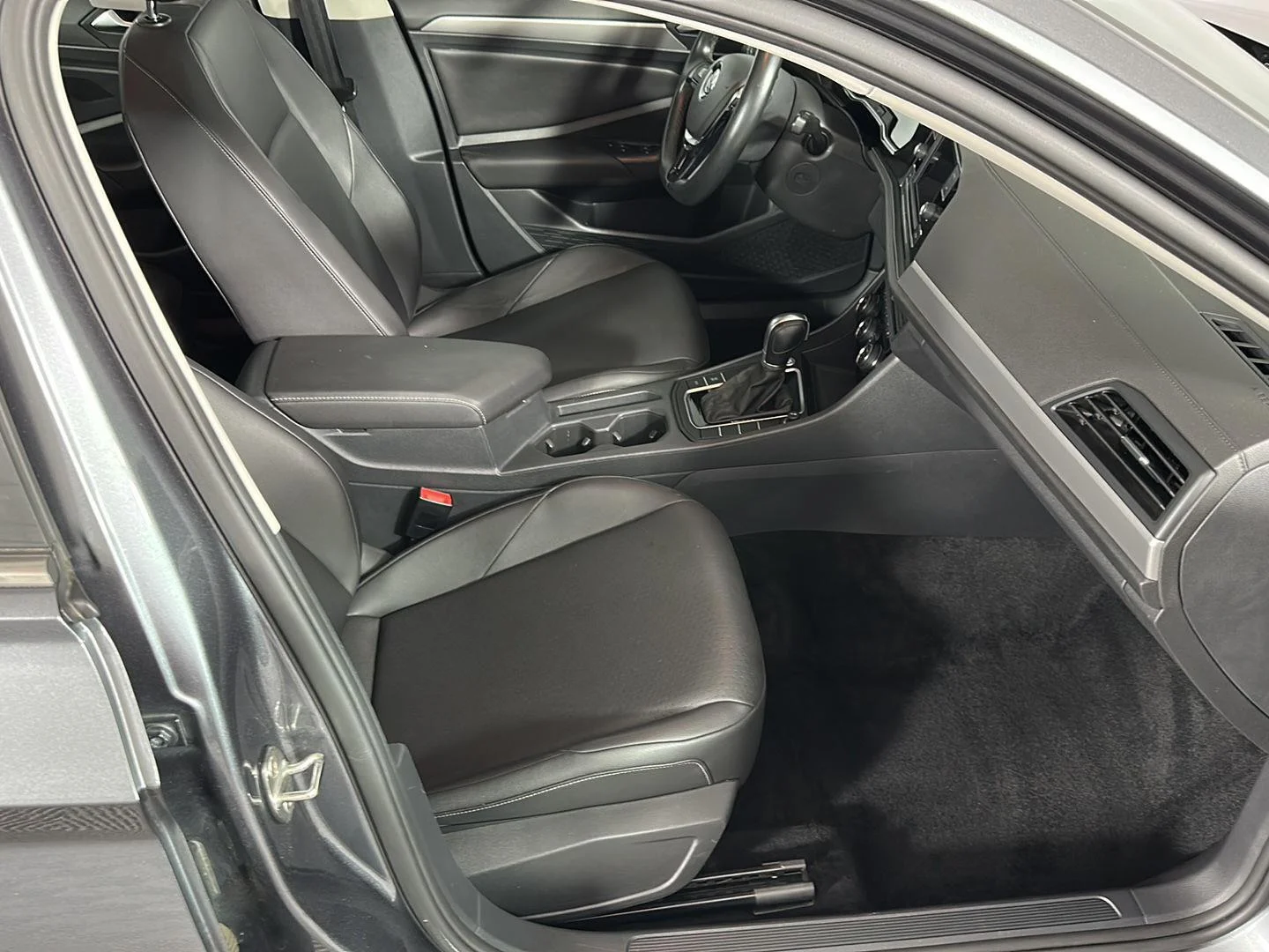 Used 2019 Platinum Gray Metallic Volkswagen SE image 6