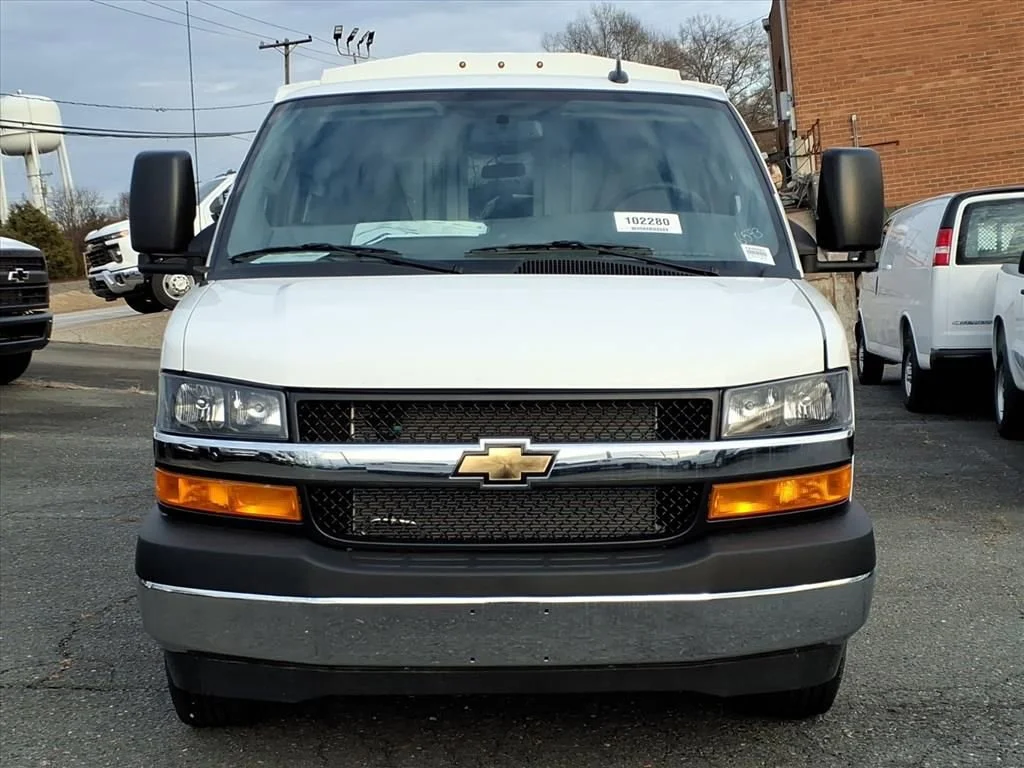 New 2025 Summit White Chevrolet 1WT image 2