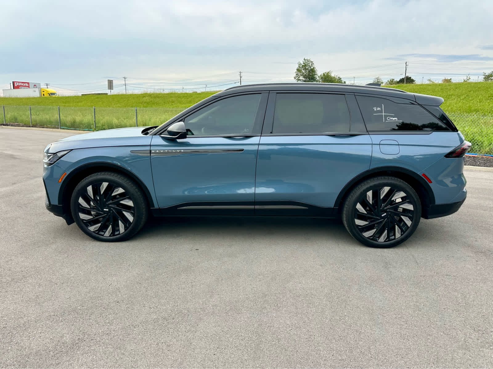 Used 2025 Whisper Blue Metallic Clearcoat Lincoln Reserve image 8