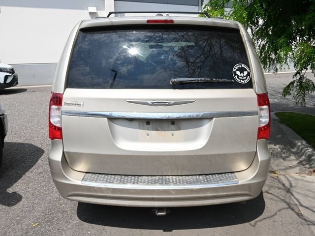 Used 2013 Beige Chrysler Touring image 7