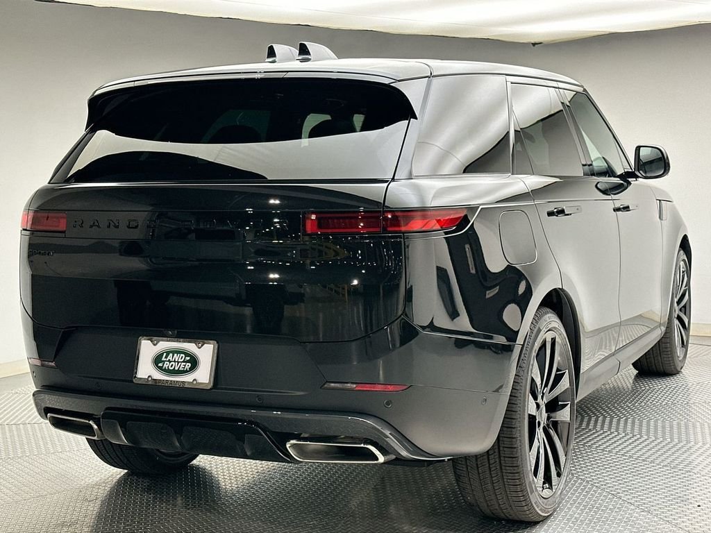 New 2026 Santorini Black Metallic Land Rover SE image 3