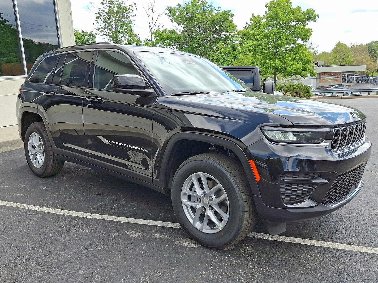 New 2026 Diamond Black Crystal Pearl-Coat Exterior Paint Jeep Laredo X image 2