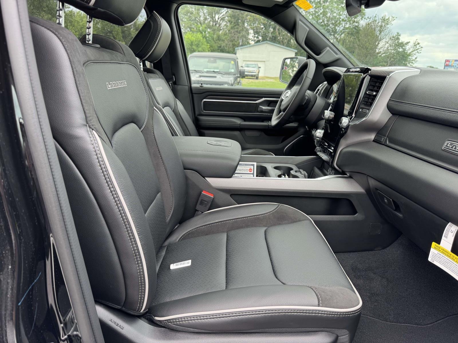 New 2026 Diamond Black Crystal Pearl-Coat Exterior Paint RAM Laramie image 17