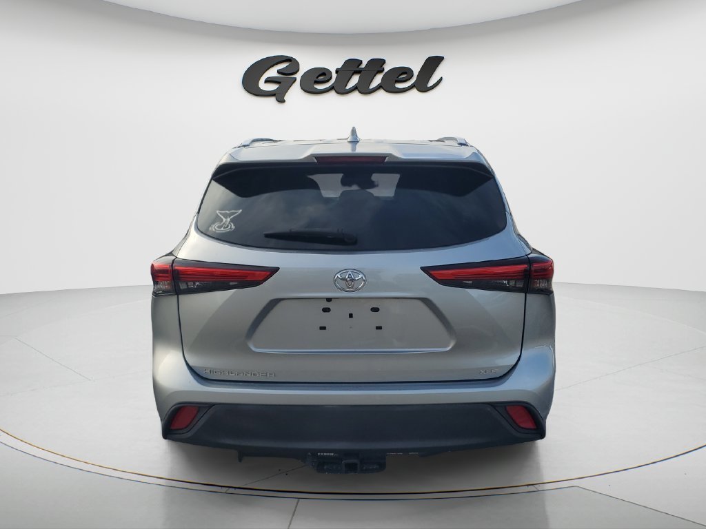 Used 2020 Silver Toyota XLE image 4