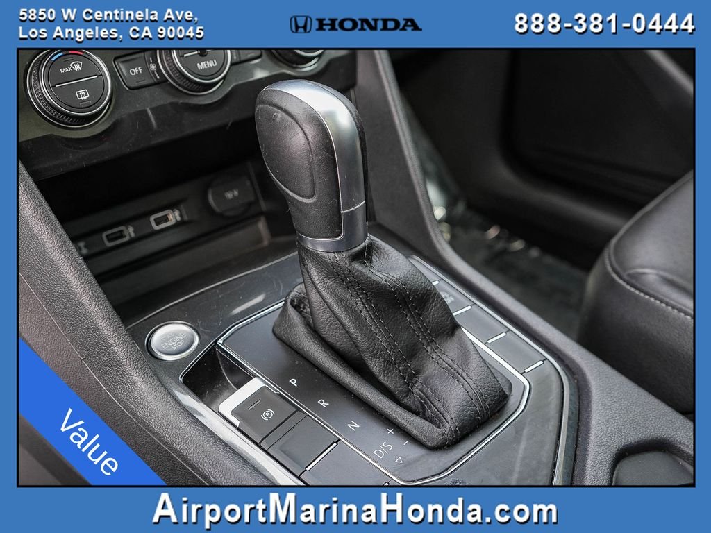 Used 2018 Pearl Metallic Volkswagen 2.0T SEL image 25