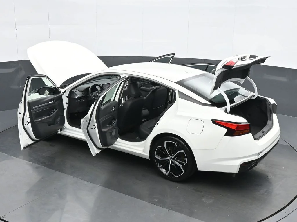 Used 2025 White Nissan 2.5 SR image 39