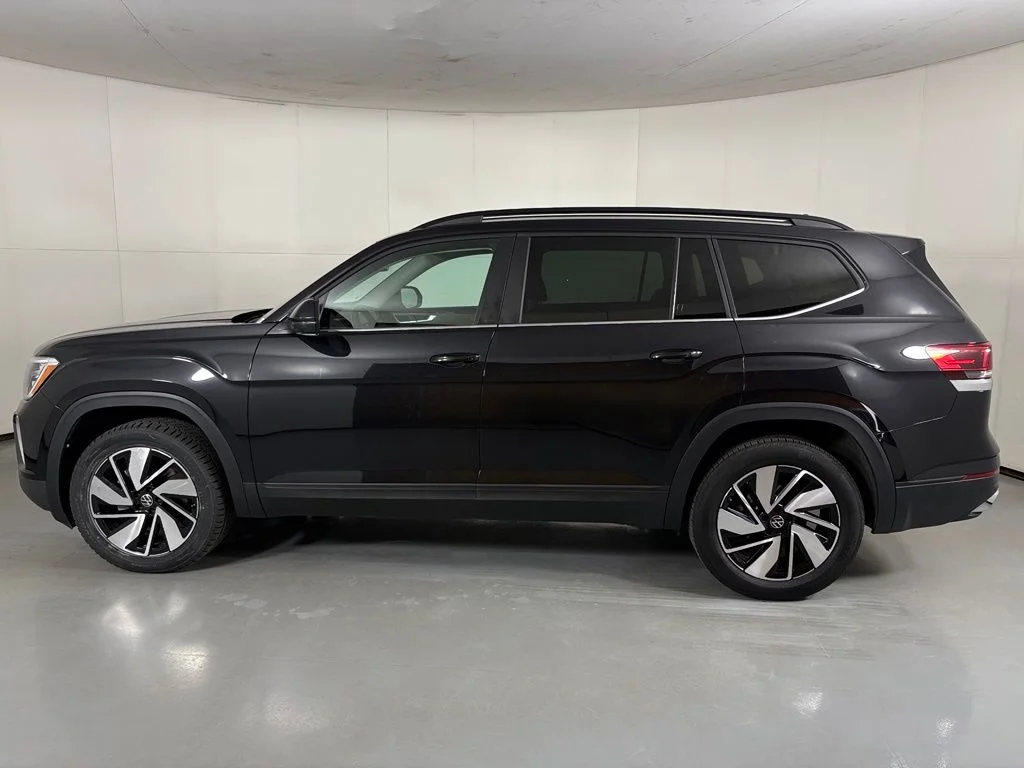 Used 2025 Black Volkswagen 2.0T SE w/Technology image 5
