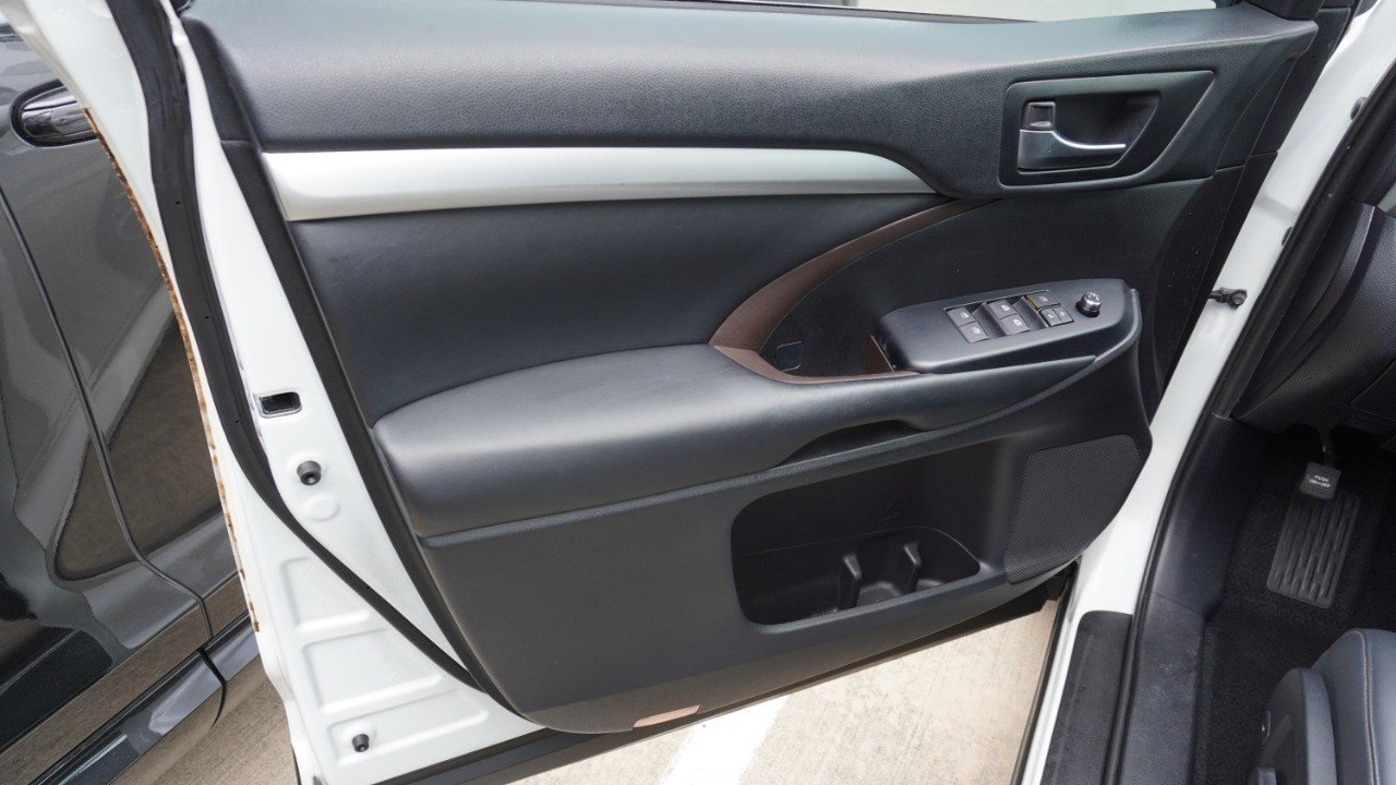 Used 2019 White Toyota XLE image 16