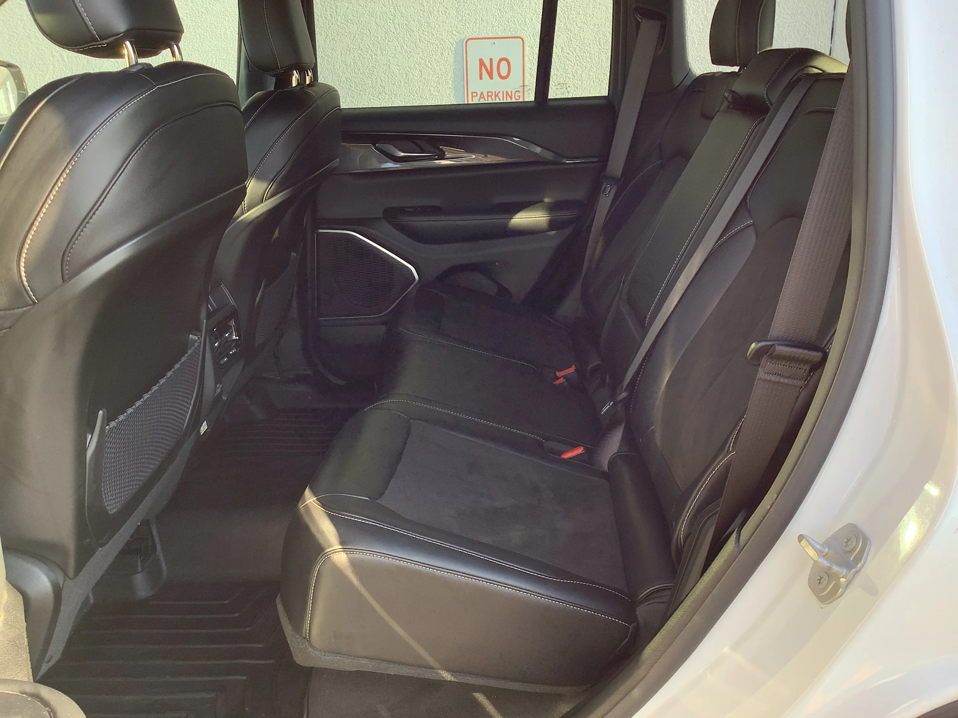 Used 2022 White Jeep Altitude image 9
