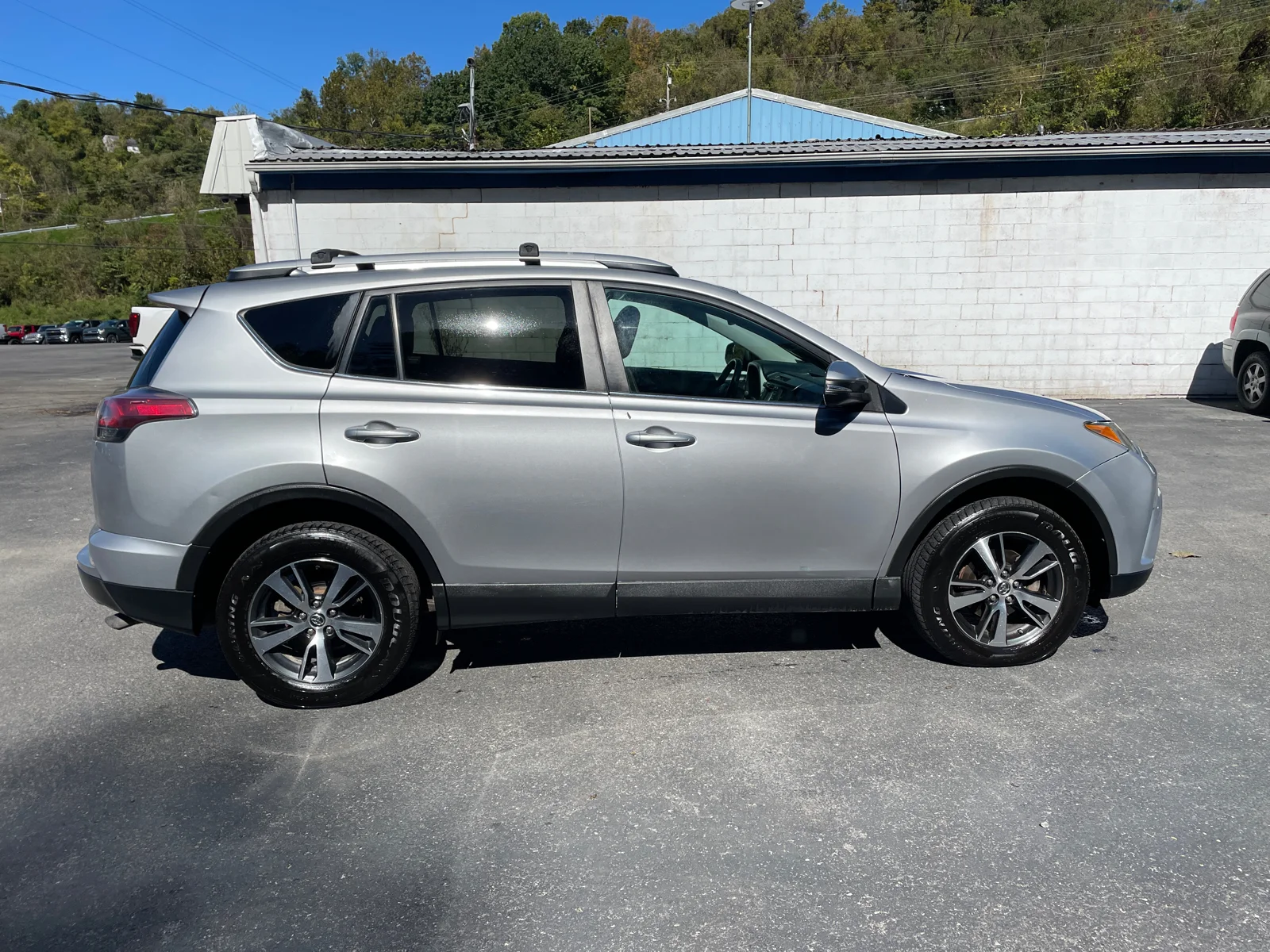 Used 2016 Silver Sky Metallic Toyota XLE image 4