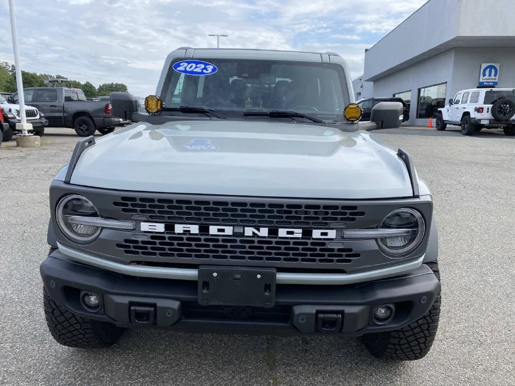 Used 2023 Gray Ford Badlands image 9